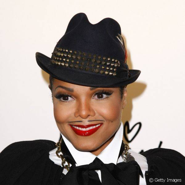 Janet Jackson criou um bigodinho de l?pis para imitar o Rei do pop, mas manteve a feminilidade com om batom vermelho